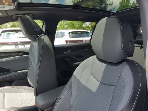 New 2026 Volkswagen Tiguan SE R-Line FWD image 16