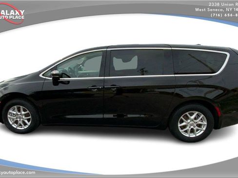 Used 2024 Chrysler Pacifica Touring-L FWD image 8