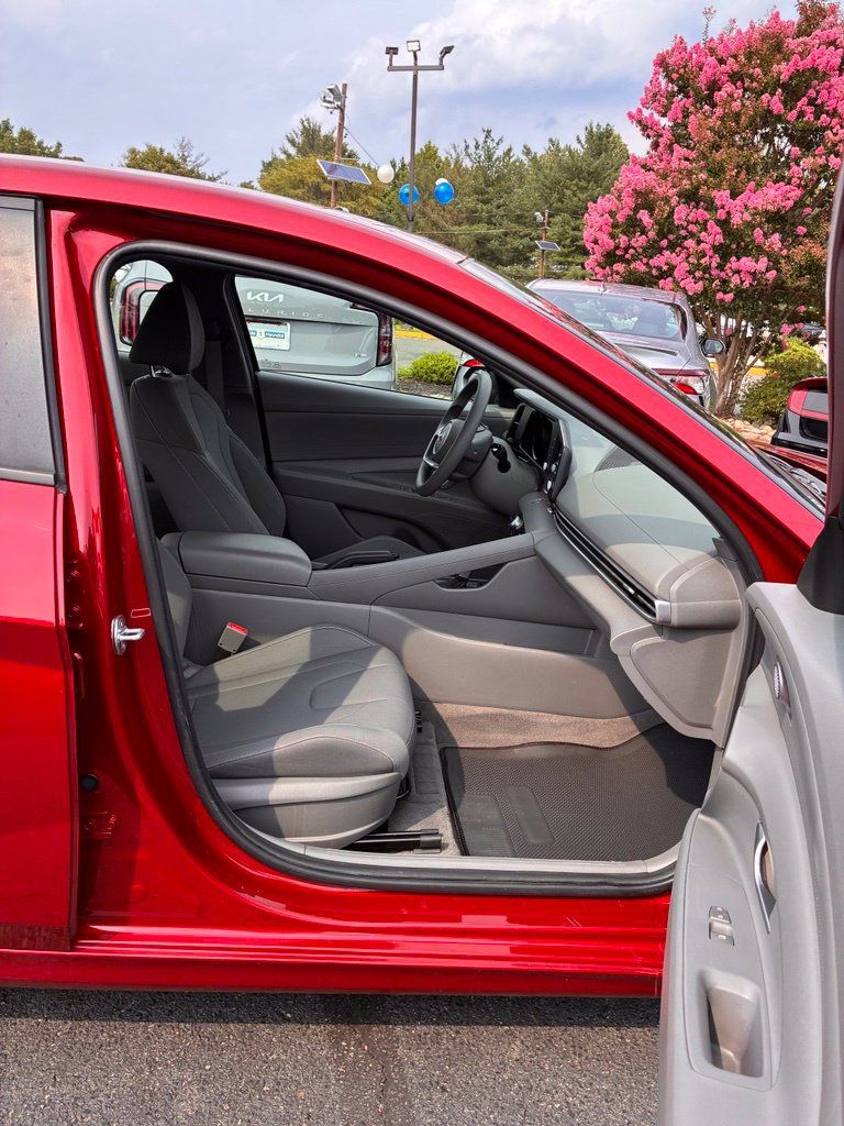 Used 2023 Hyundai Elantra SEL FWD image 19