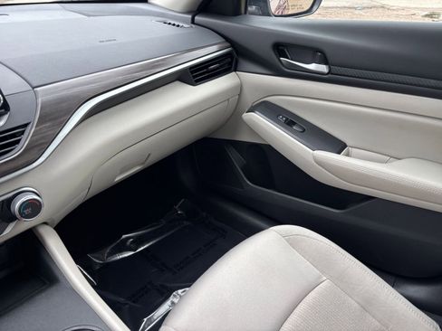 Used 2025 Nissan Altima 2.5 SV FWD image 35