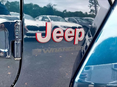 Used 2025 Jeep Wrangler Unlimited Rubicon image 10