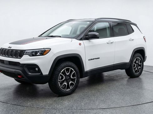 Used 2025 Jeep Compass Trailhawk image 3