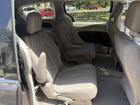Used 2017 Chrysler Pacifica Touring FWD image 17