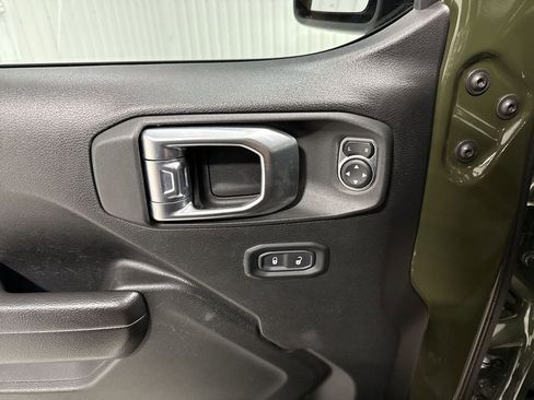 Used 2022 Jeep Gladiator Willys image 24