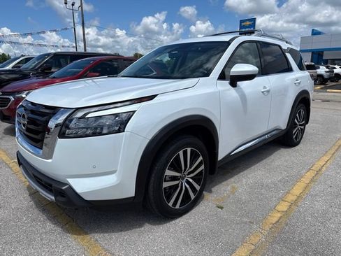 Used 2025 Nissan Pathfinder Platinum AWD/4WD image 2