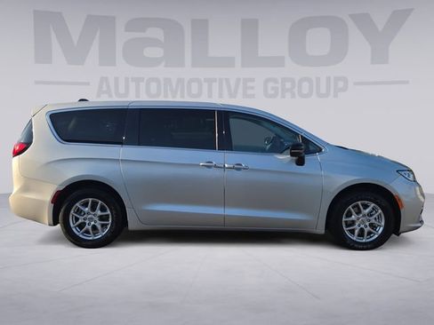 Used 2024 Chrysler Pacifica Touring-L FWD image 6