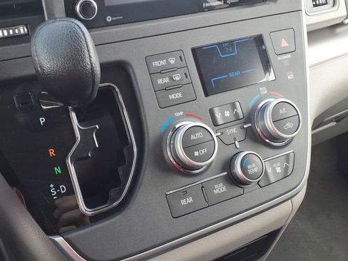 Certified 2020 Toyota Sienna LE w/ Carpet Mat Package image 19