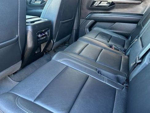 Used 2025 Chevrolet Suburban Z71 AWD/4WD image 13