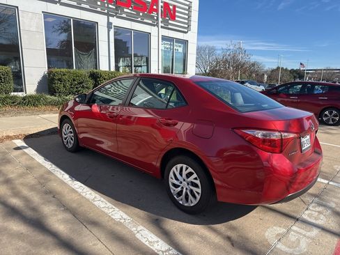 Used 2018 Toyota Corolla LE image 3