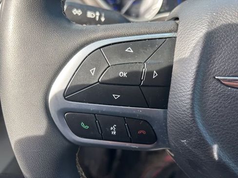 Used 2024 Chrysler Pacifica Touring-L image 17