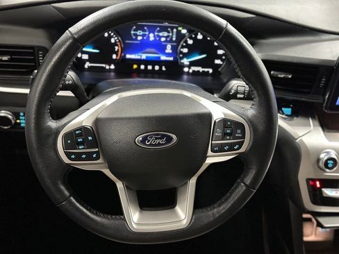 Certified 2022 Ford Explorer XLT image 4
