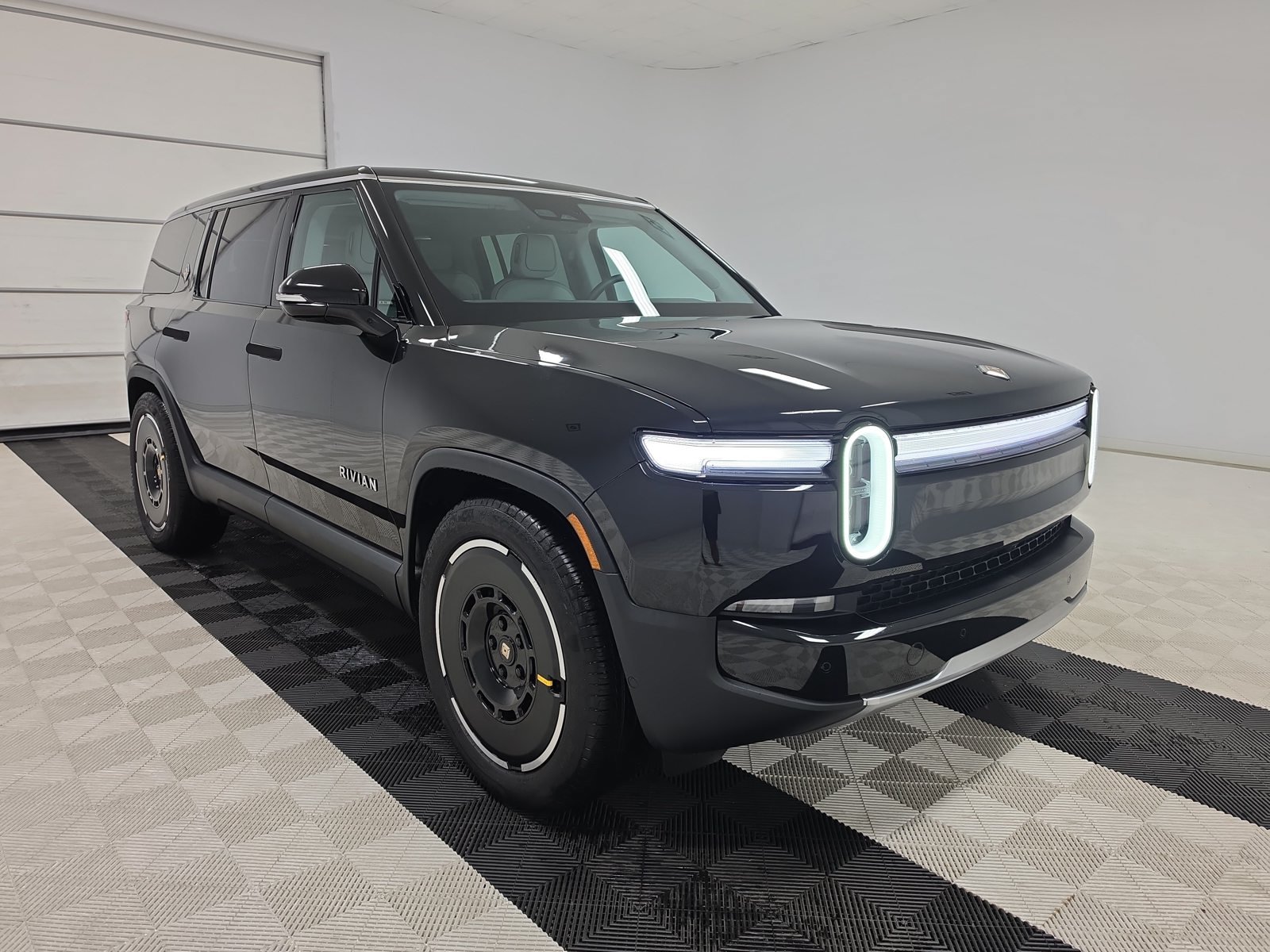 Used 2025 Rivian R1S Adventure Dual AWD/4WD image 7