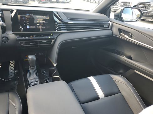 Used 2025 Toyota Camry SE image 13