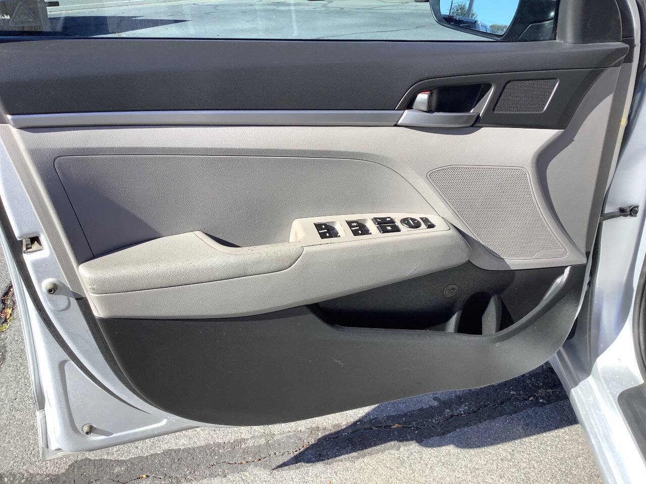 Used 2017 Hyundai Elantra SE FWD image 25