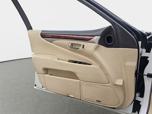 Used 2014 Lexus LS 460 w/ Comfort Package image 31