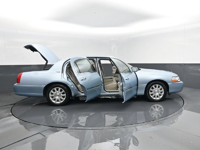Used 2010 Lincoln Town Car Signature Limited RWD image 31