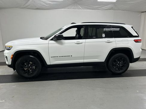 Used 2024 Jeep Grand Cherokee Altitude AWD/4WD image 5