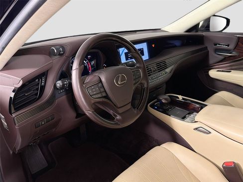 Used 2020 Lexus LS 500 w/ Interior Upgrade Package RWD image 9