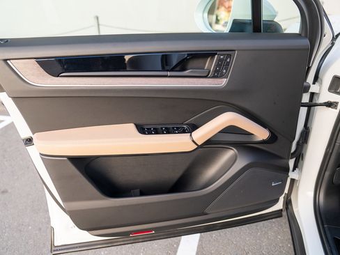 Used 2025 Porsche Cayenne image 10