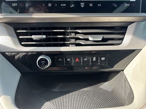 Used 2025 Ford Explorer Active w/ Active Comfort Package image 16