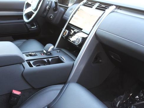 Used 2025 Land Rover Discovery Dynamic SE image 27