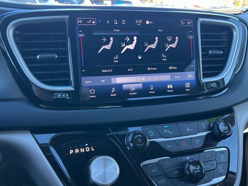 Certified 2024 Chrysler Pacifica Touring-L image 27