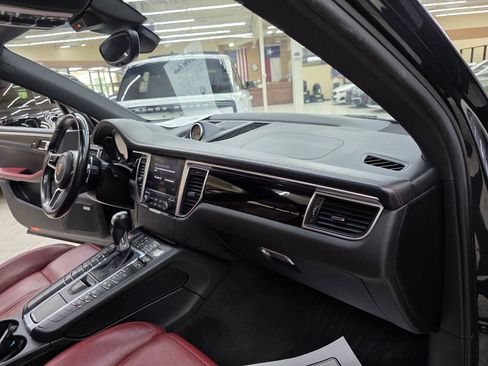 Used 2018 Porsche Macan AWD/4WD image 22
