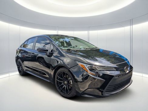 Used 2025 Toyota Corolla LE FWD image 2