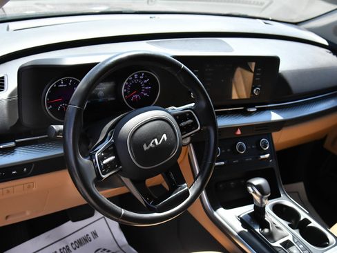 Used 2022 Kia Carnival LX FWD image 16