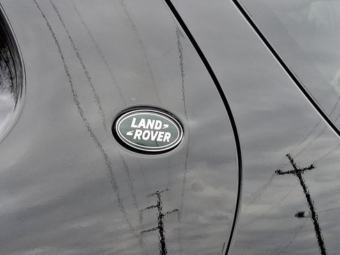 Used 2025 Land Rover Discovery S image 29