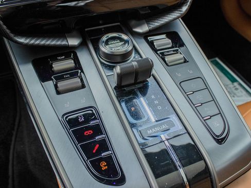 Used 2025 Aston Martin Vanquish RWD image 18