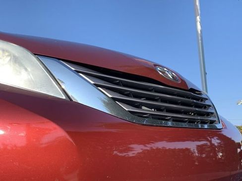 Used 2017 Toyota Sienna XLE w/ XLE Navigation Package FWD image 45
