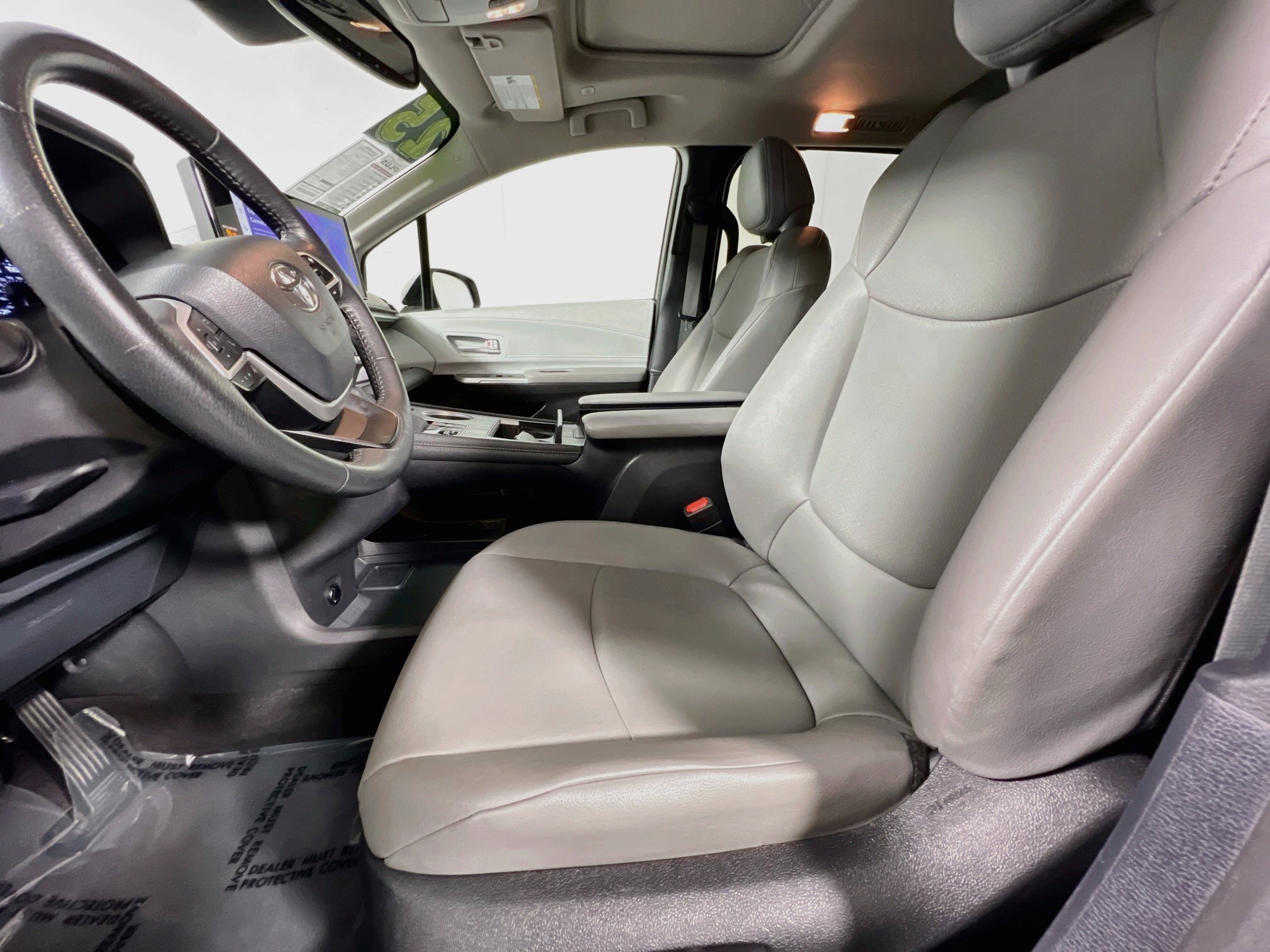 Used 2025 Toyota Sienna XLE FWD image 15