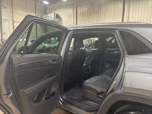 Used 2025 Volkswagen Atlas Cross Sport SE AWD/4WD image 17
