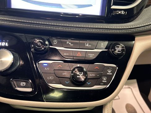 Used 2024 Chrysler Pacifica Limited FWD image 19