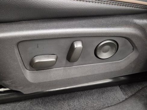 Used 2025 GMC Canyon Denali image 25