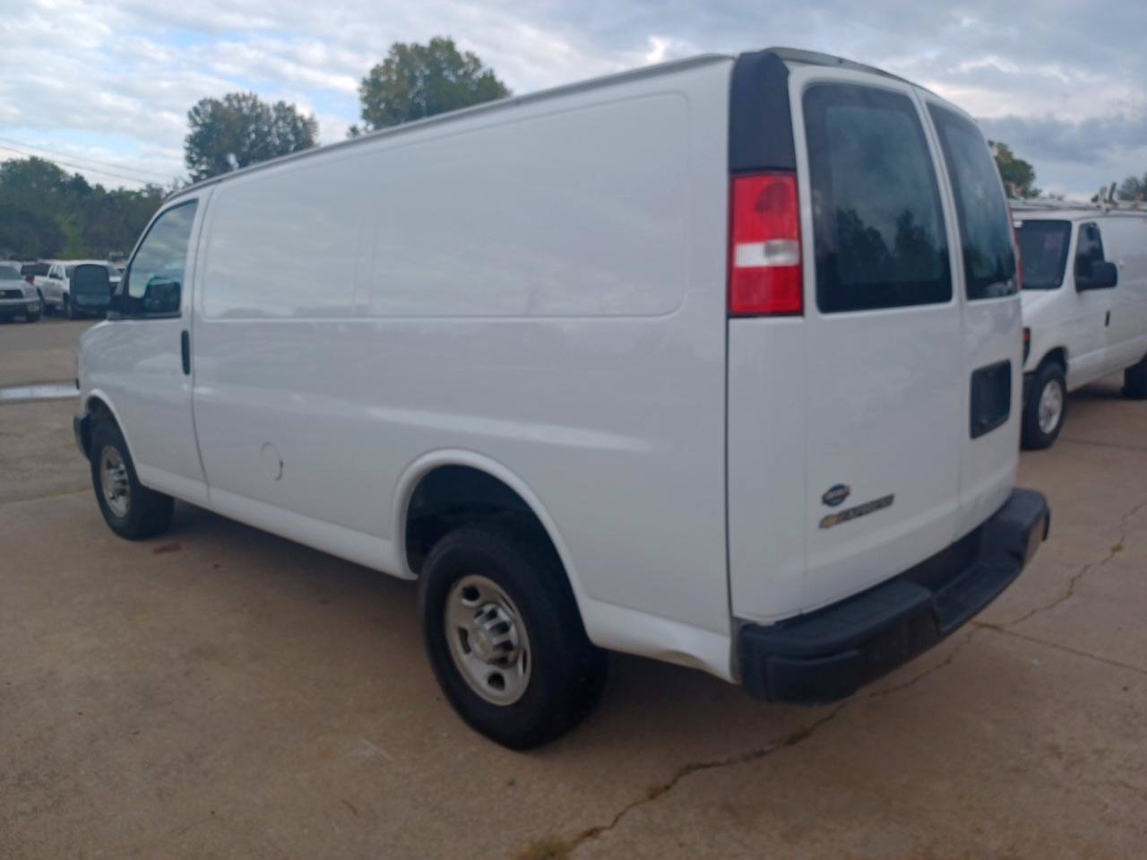 Used 2022 Chevrolet Express 2500 w/ Driver Convenience Package RWD image 7