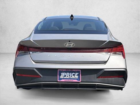 Used 2025 Hyundai Elantra Hybrid FWD image 7