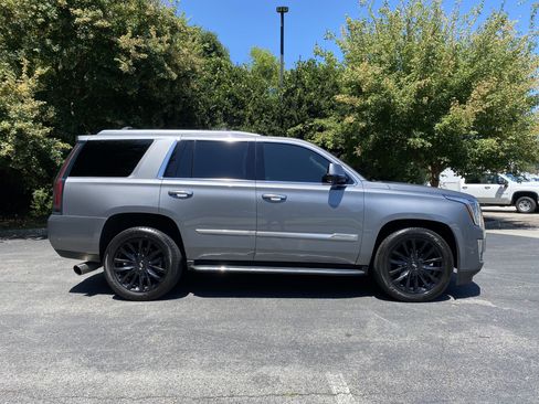 Used 2020 Cadillac Escalade Luxury AWD/4WD image 10