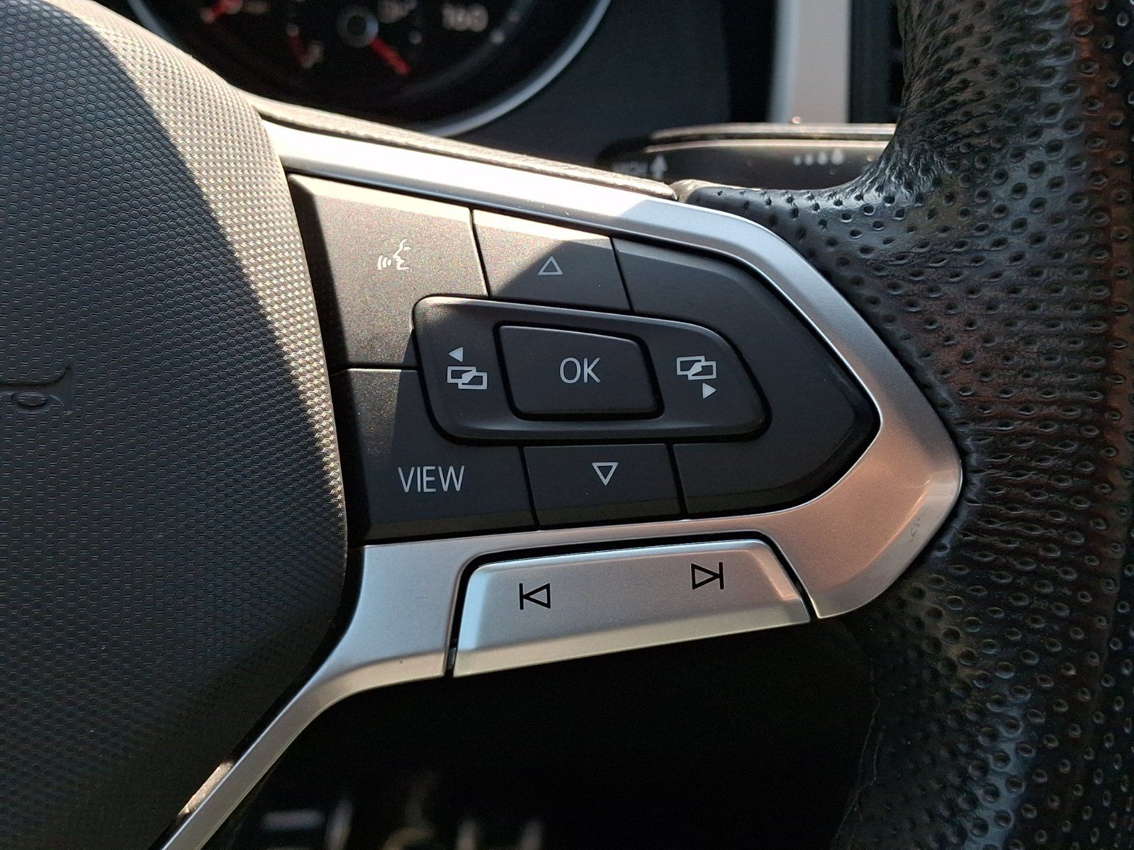 Used 2021 Volkswagen Atlas Cross Sport SE w/ Panoramic Sunroof Package FWD image 25