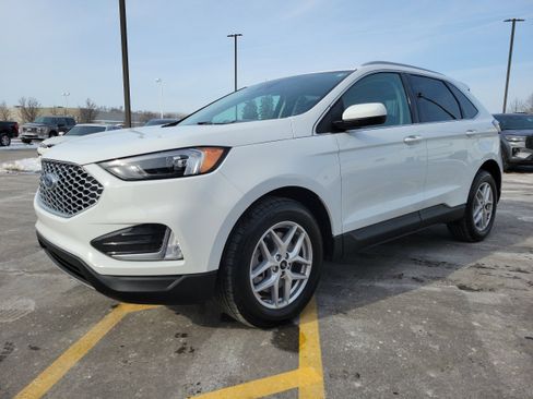 Used 2024 Ford Edge SEL w/ Convenience Package image 2