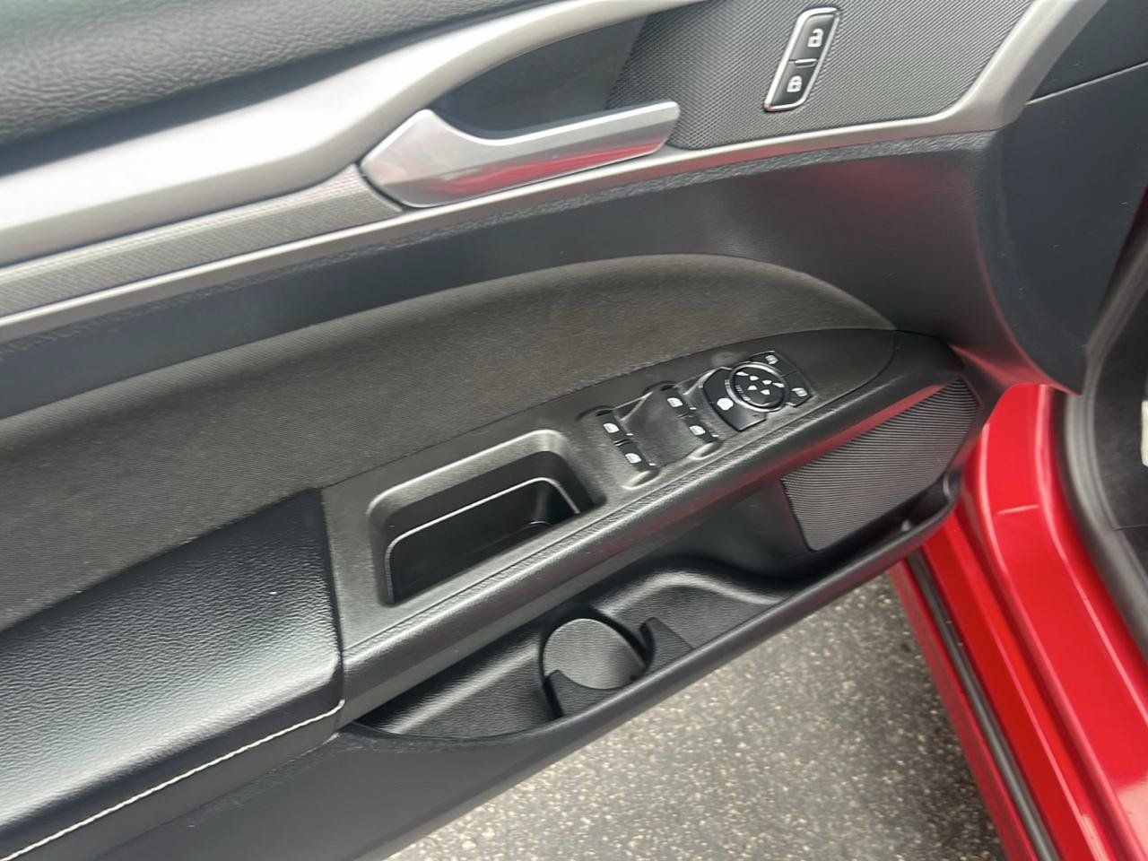 Used 2020 Ford Fusion SE FWD image 11