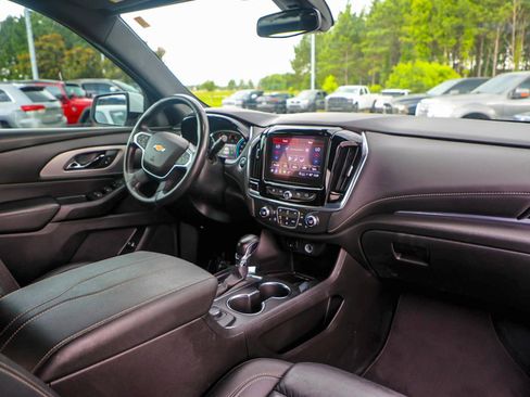 Used 2022 Chevrolet Traverse LT FWD image 9