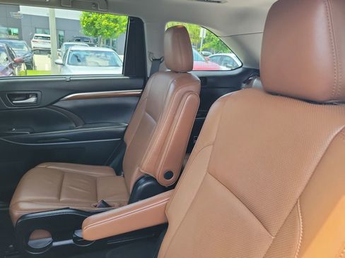 Used 2018 Toyota Highlander Limited FWD image 11