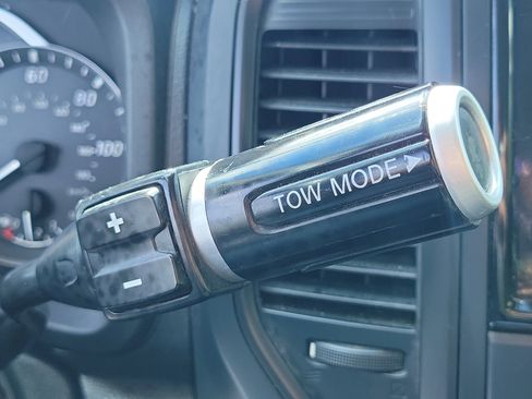 Used 2022 Nissan Titan S image 31