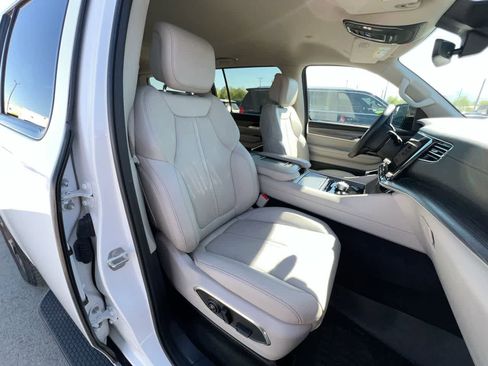 Used 2024 Jeep Wagoneer Series III AWD/4WD image 28