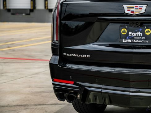 Used 2025 Cadillac Escalade V AWD/4WD image 15