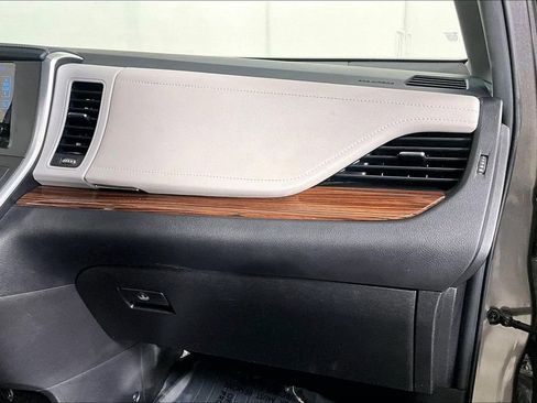 Used 2017 Toyota Sienna Limited Premium w/ Advanced Technology Package image 16