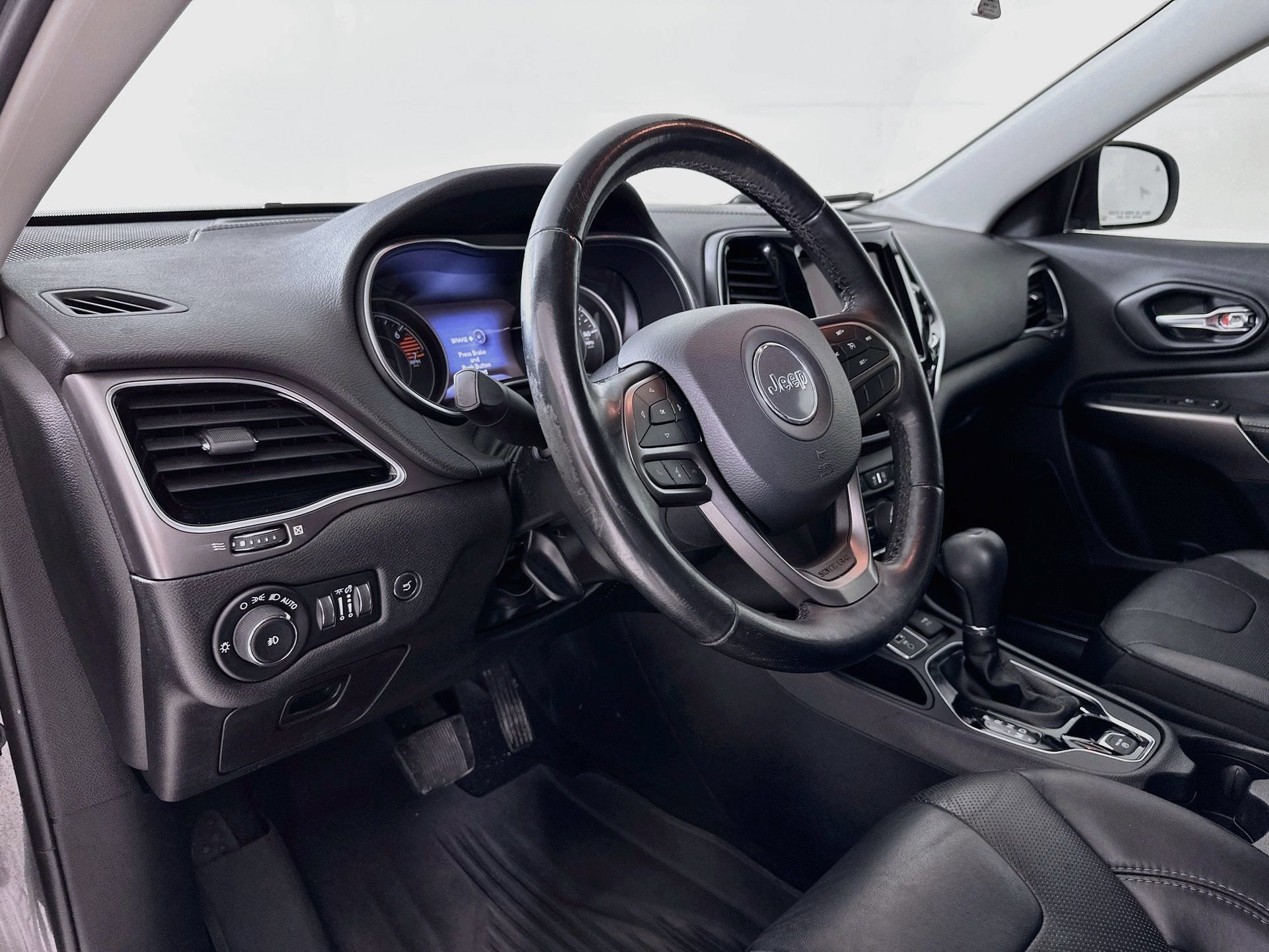 Used 2019 Jeep Cherokee Limited FWD image 10