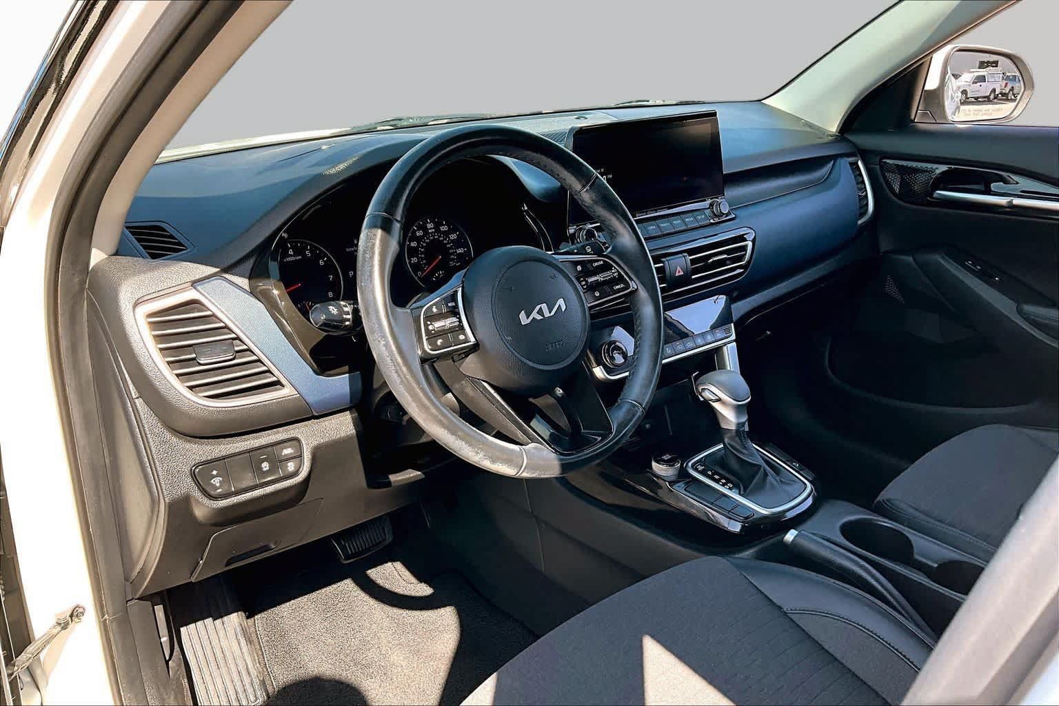 Used 2023 Kia Seltos S w/ Navigation Package FWD image 17
